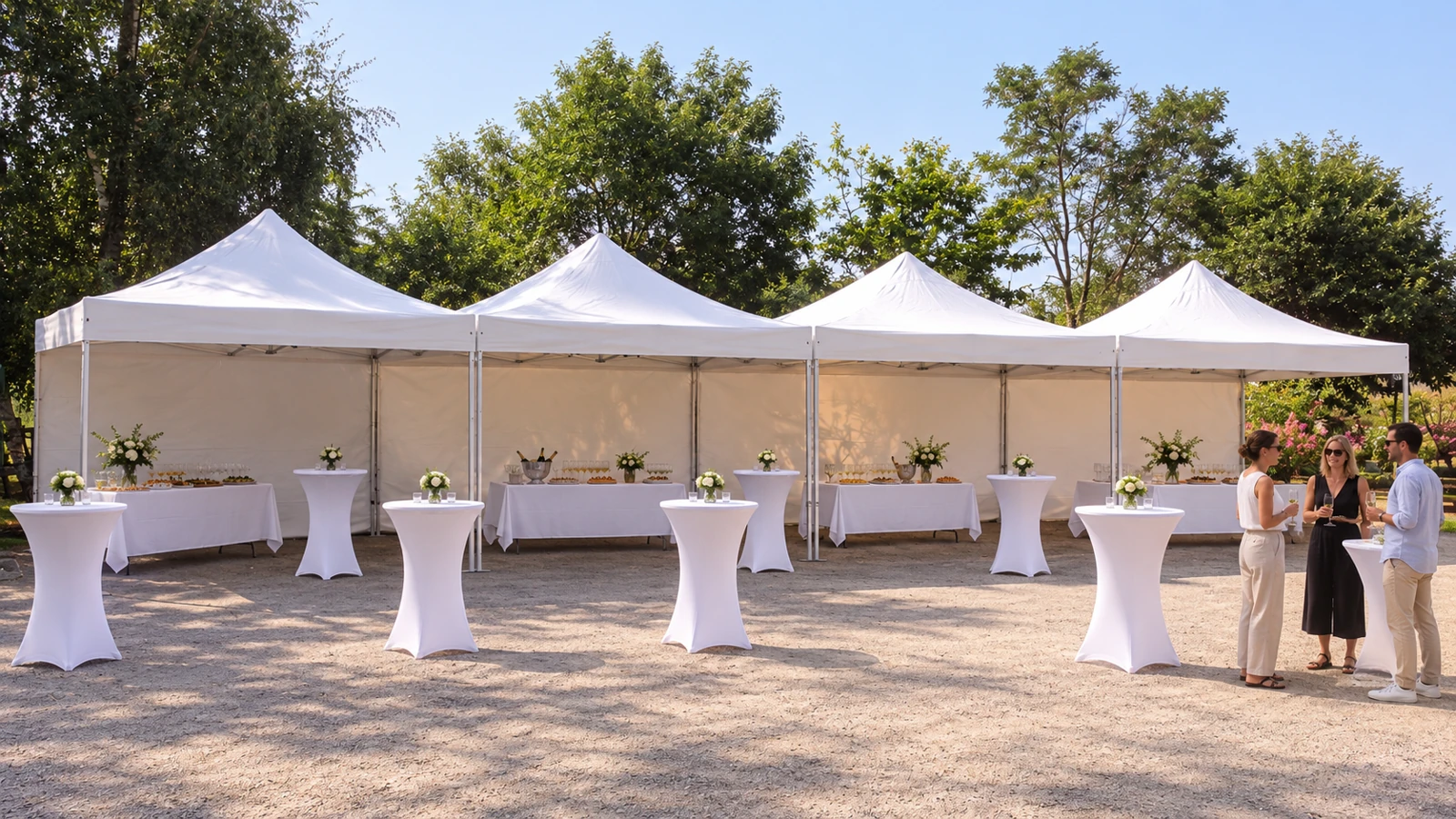 Mise en situation créée : quatre tentes pliantes accolées avec mange-debout et tables de buffet
