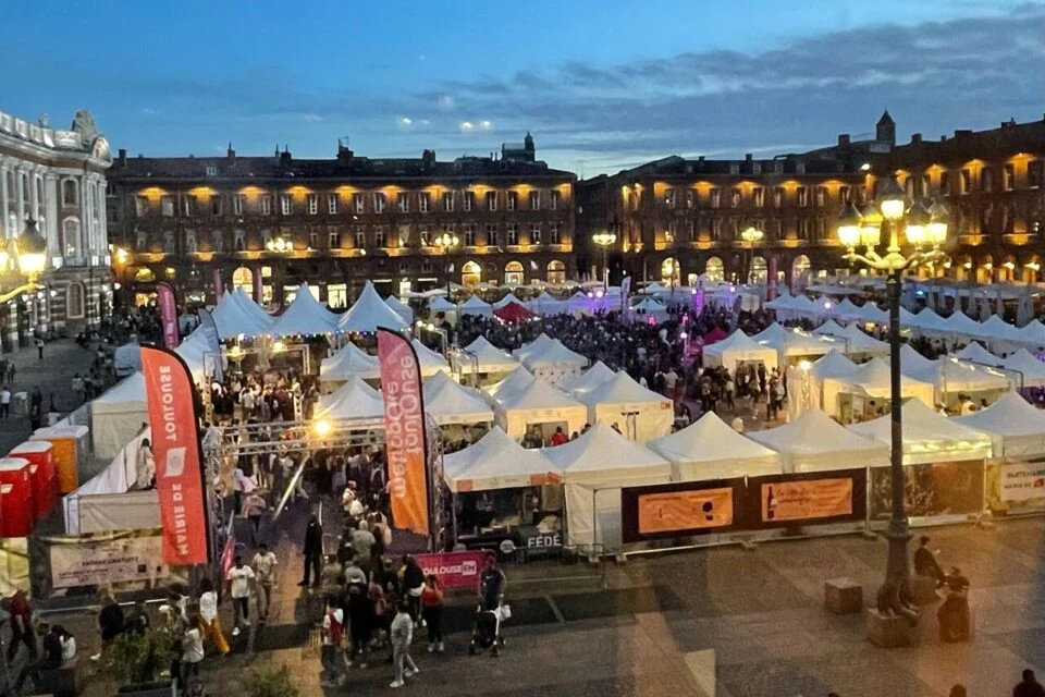 Tentes et stands lors de la Fête des vendanges, place du Capitole à Toulouse